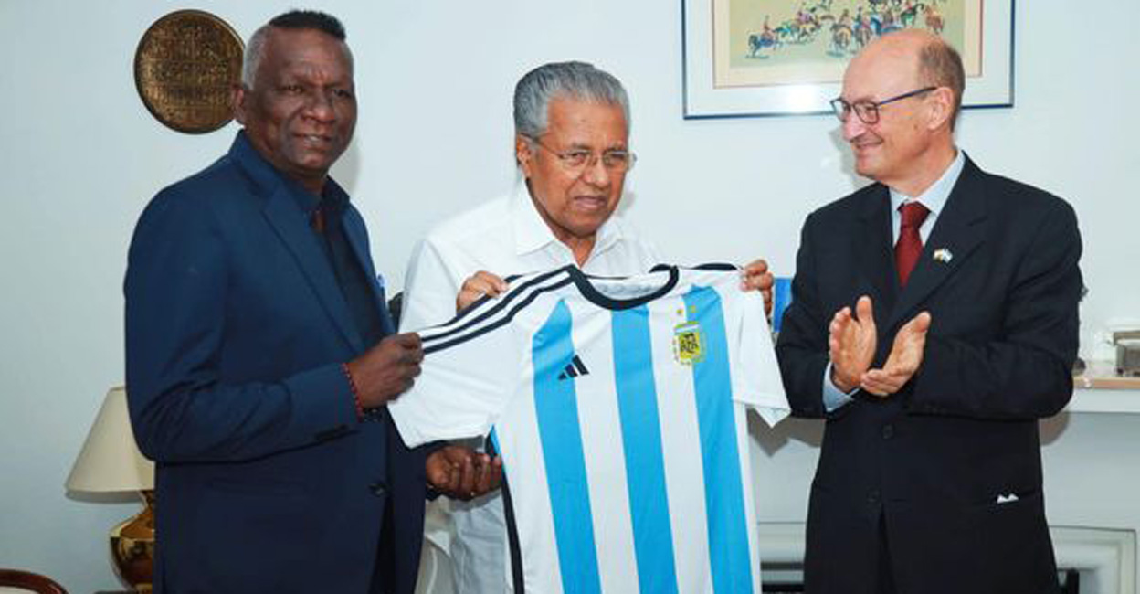 Kerala Chief Minister Pinarayi Vijayan (centre) and Indian football great IM Vijayan receive Argentina's national team jersey from Ambassador Hugo Javier Gobbi. Photo: Facebook/@PinarayiVijayan
