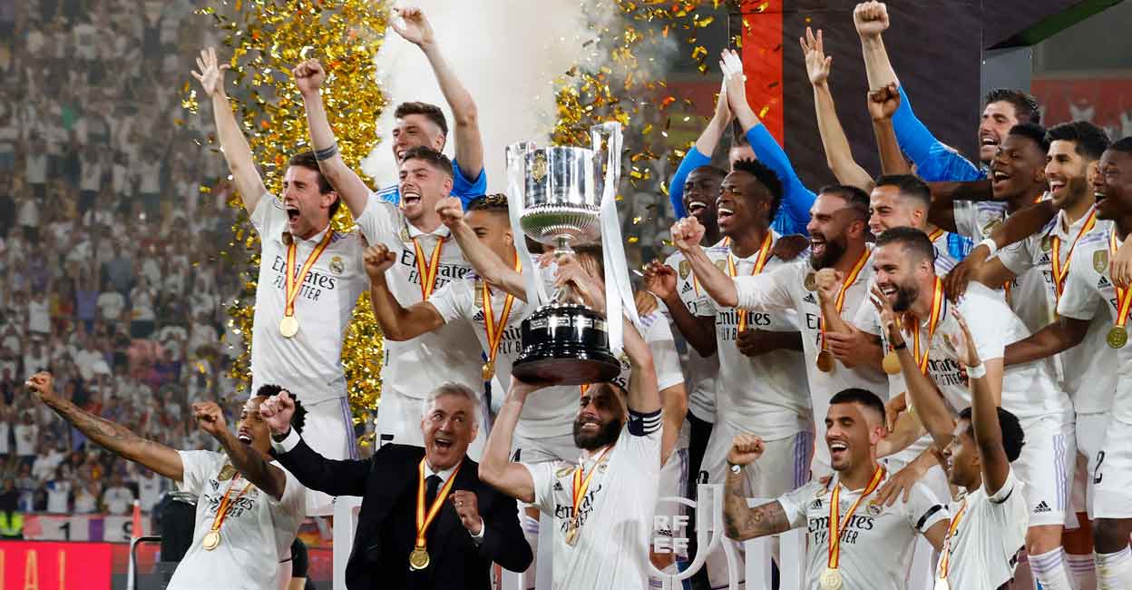 Real Madrid team members celebrate with the trophy. Photo: Reuters/ Marcelo Del Pozo