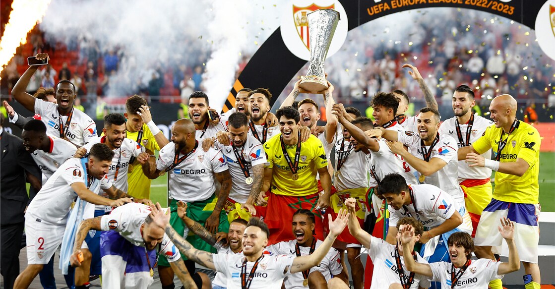 Sevilla with the trophy after winning the Europa League on Thursday. Photo: REUTERS/John Sibley