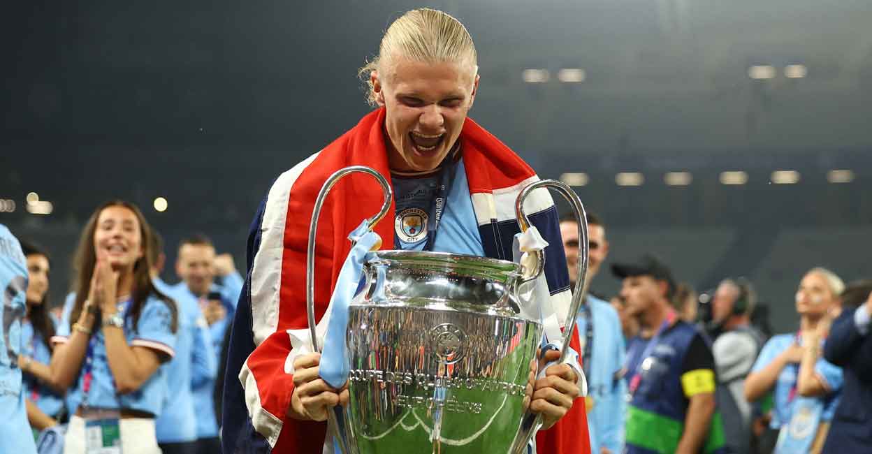 Erling Haaland celebrates with the trophy after winning the Champions League. Photo: Reuters/Molly Darlington