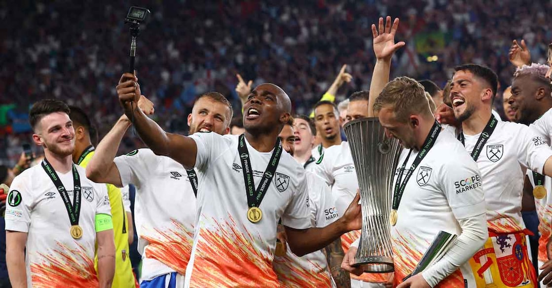 West Ham United players celebrate with the trophy. Photo: Reuters/Bernadett Szabo