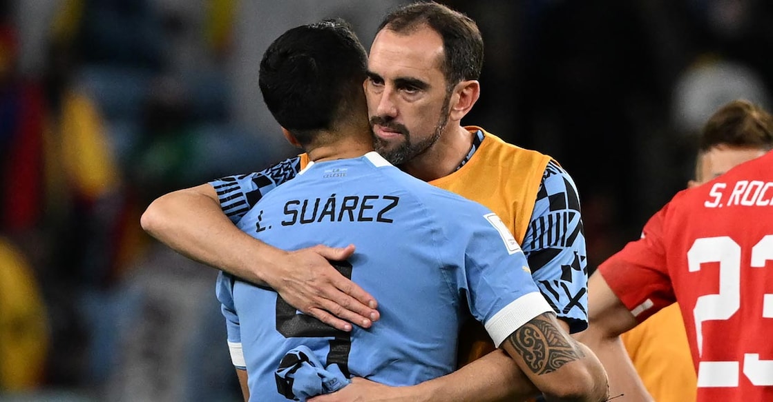 Diego Godin consoles Luis Suarez after Uruguay failed to qualify for the knockout stage of the Qatar World Cup. File photo: AFP/Pablo Porciúncula