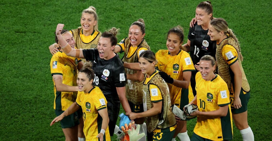 Australian goalkeeper Mackenzie Arnold celebrates with teammates after the penalty shootout. Photo: Reuters/Asanka Brendon Ratnayake