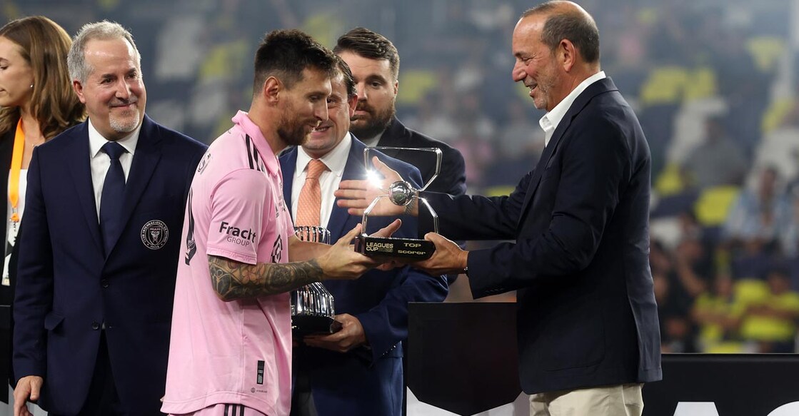 Lionel Messi receives the trophy. Photo: USA TODAY Sports/Reuters/Alan Poizner