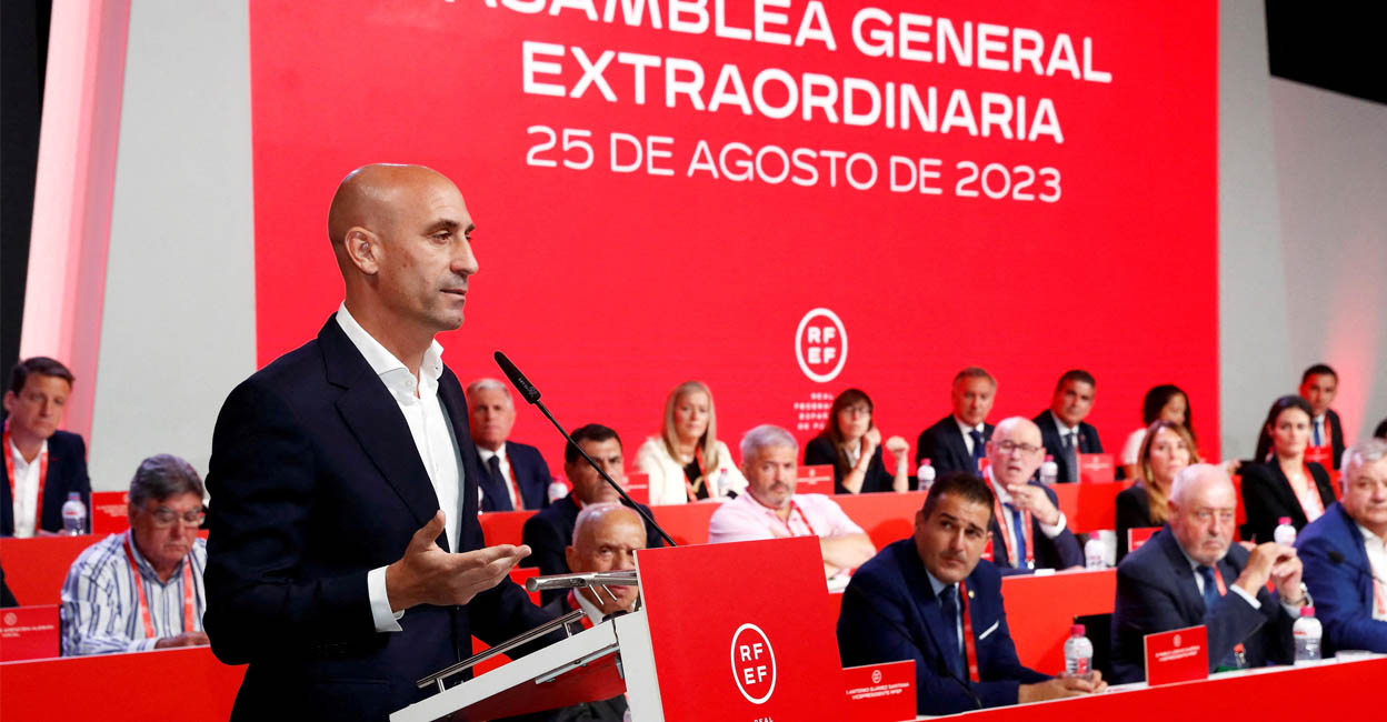 President of the Royal Spanish Football Federation Luis Rubiales announcing that he will be staying as president during the meeting. Photo: RFEF/Handout via REUTERS