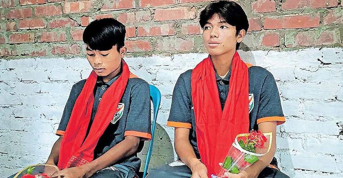 Ngamgouhou Mate and Vumlenlal Hangshing during a felicitation ceremony.