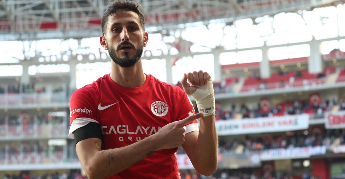 Antalyaspor's Sagiv Jehezkel shows his bandage after scoring a goal against Trabzonspor. Photo: Reuters