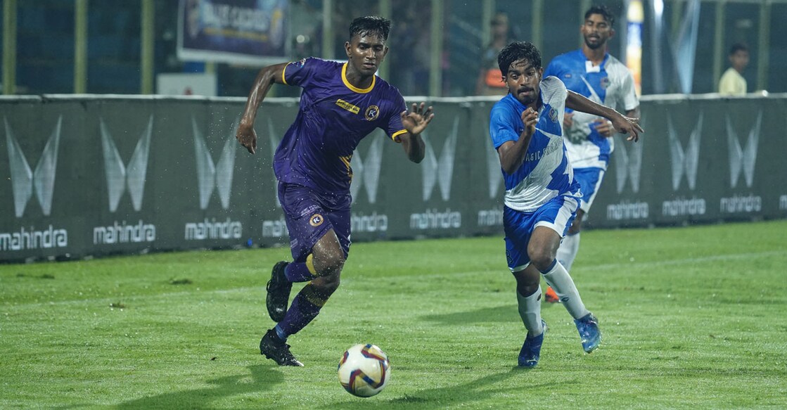 Action between Thrissur Magic (white and blue) and Forca Kochi in the Super League Kerala in Manjeri on Tuesday. Photo: Special arrangement
