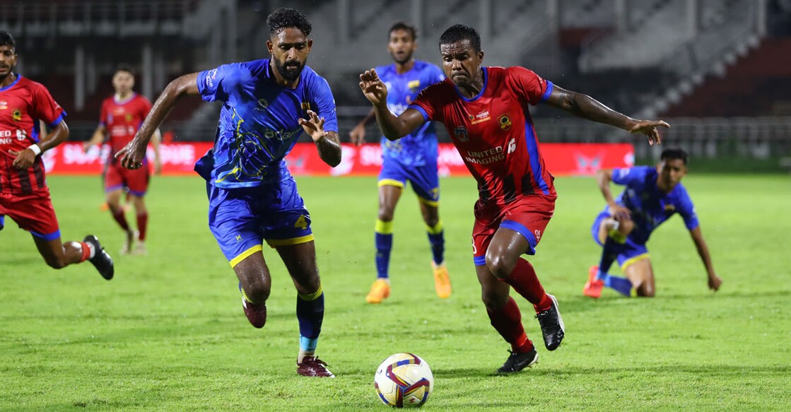 Action between Kannur Warriors (red) and Thiruvananthapuram Kombans in the Super League Kerala in Kozhikode on Saturday. Photo: Special arrangement