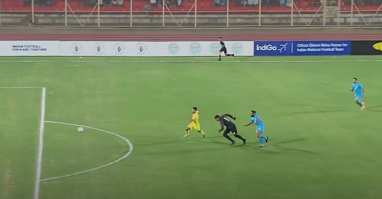 Paulo Josue of Malaysia sprints to reach the ball as Indian goalkeeper Gurpreet Singh Sandhu makes an attempt, in vain, to retrieve it. Photo: Screengrab/JioCinema