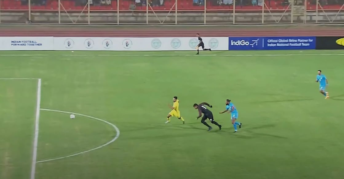 Paulo Josue of Malaysia sprints to reach the ball as Indian goalkeeper Gurpreet Singh Sandhu makes an attempt, in vain, to retrieve it. Photo: Screengrab/JioCinema
