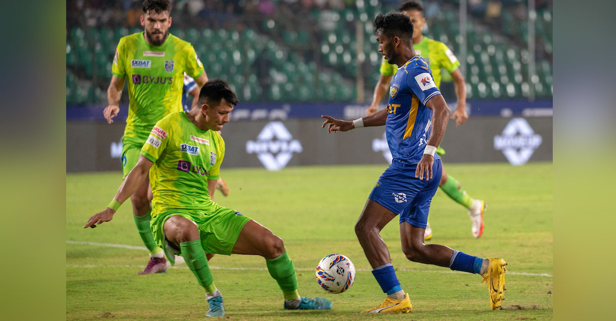 blasters-vs-chennaiyin-isl Action between Chennaiyin FC (blue) and Kerala Blasters. Photo: ISL