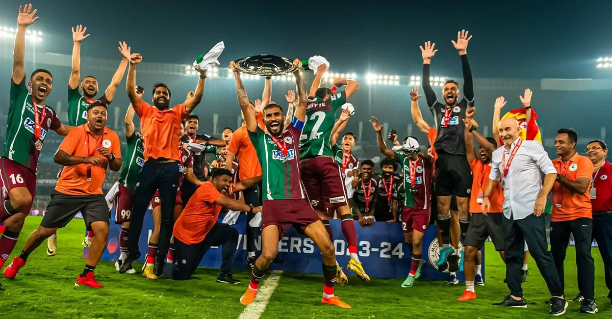 Mohun Bagan Super Giant players celebrate with the ISL League Shield. Photo: ISL