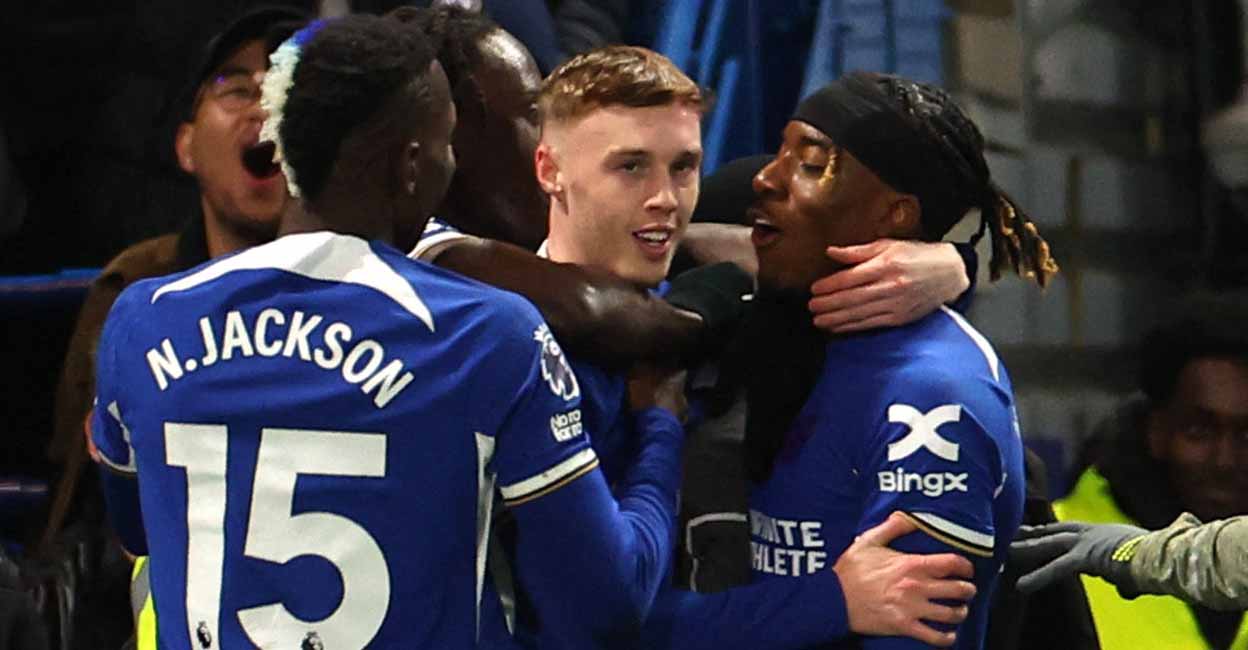SOCCER-ENGLAND-CHE-EVE-REPORT Soccer Football - Premier League - Chelsea v Everton - Stamford Bridge, London, Britain - April 15, 2024 Chelsea's Cole Palmer celebrates scoring their second goal with Noni Madueke and Nicolas Jackson REUTERS/Toby Melville
