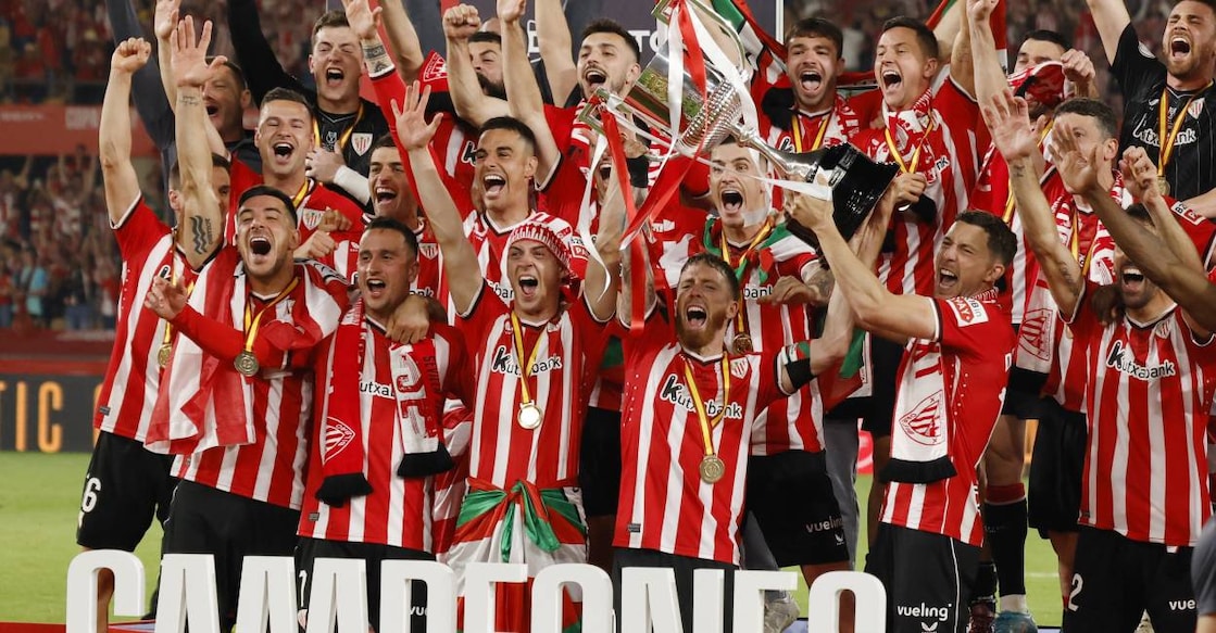  Athletic Bilbao's Iker Muniain and teammates celebrate winning the Copa del Rey with the trophy. Photo: Reuters