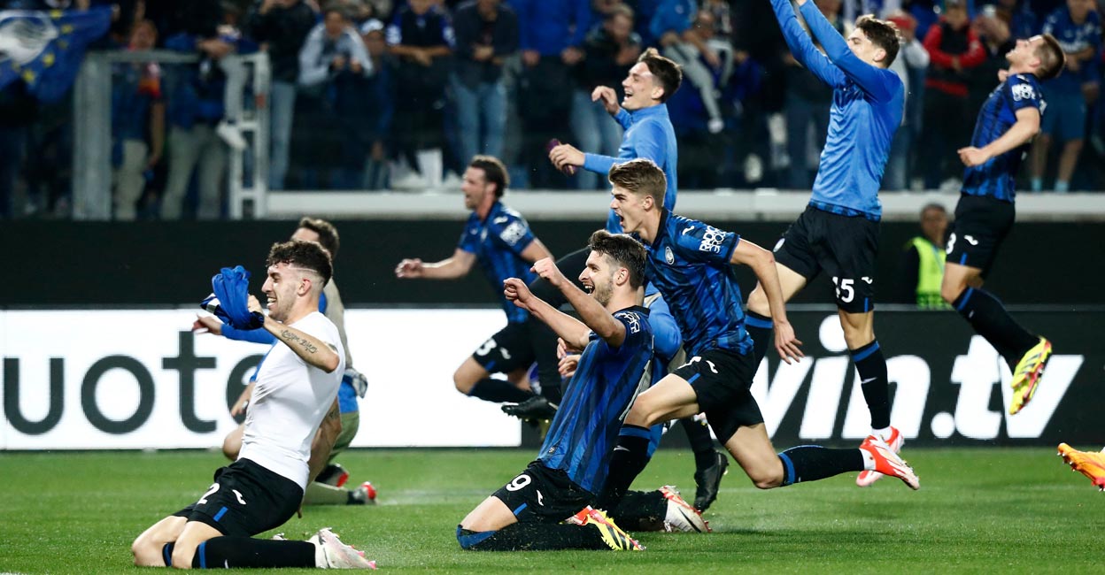 Atalanta players celebrate after the match. Photo: Reuters/Alessandro Garofalo