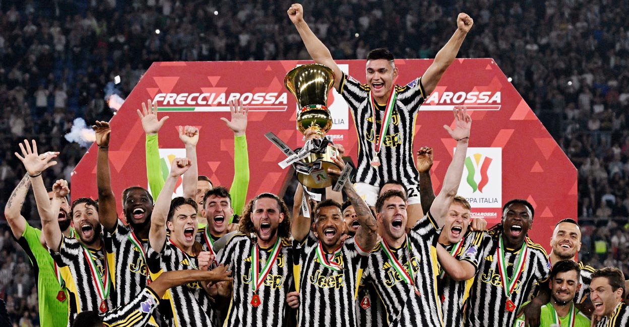 Juventus' Danilo and teammates celebrate with the trophy. Photo: Reuters/ Alberto Lingria 