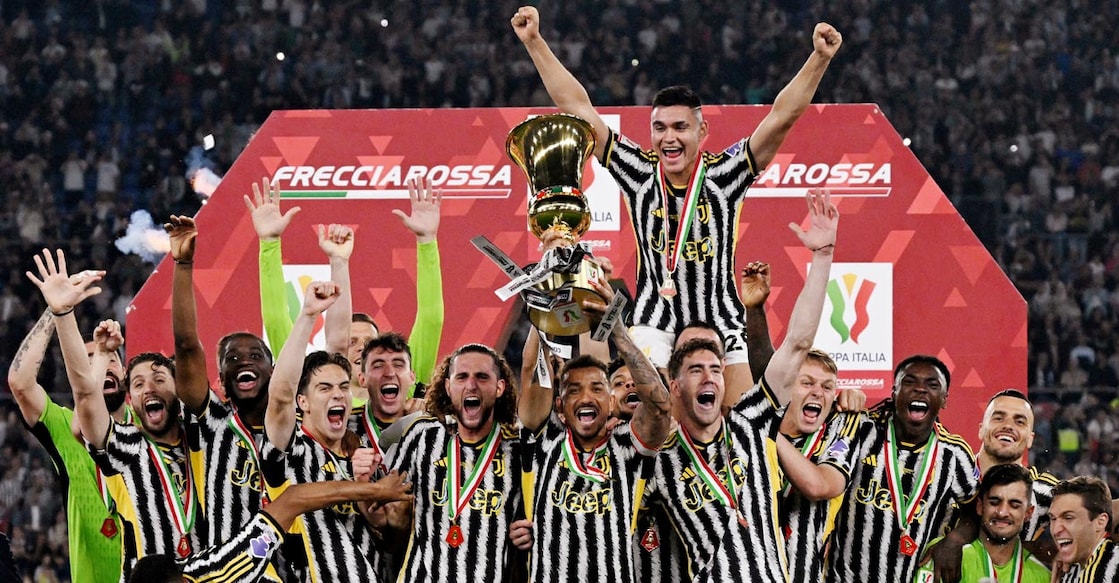Juventus' Danilo and teammates celebrate with the trophy. Photo: Reuters/ Alberto Lingria 