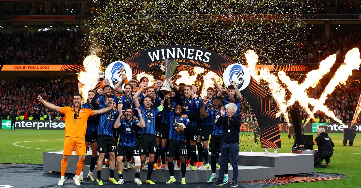 Atalanta's Berat Djimsiti lifts the trophy and celebrates with the teammates. Photo: Reuters/Paul Childs