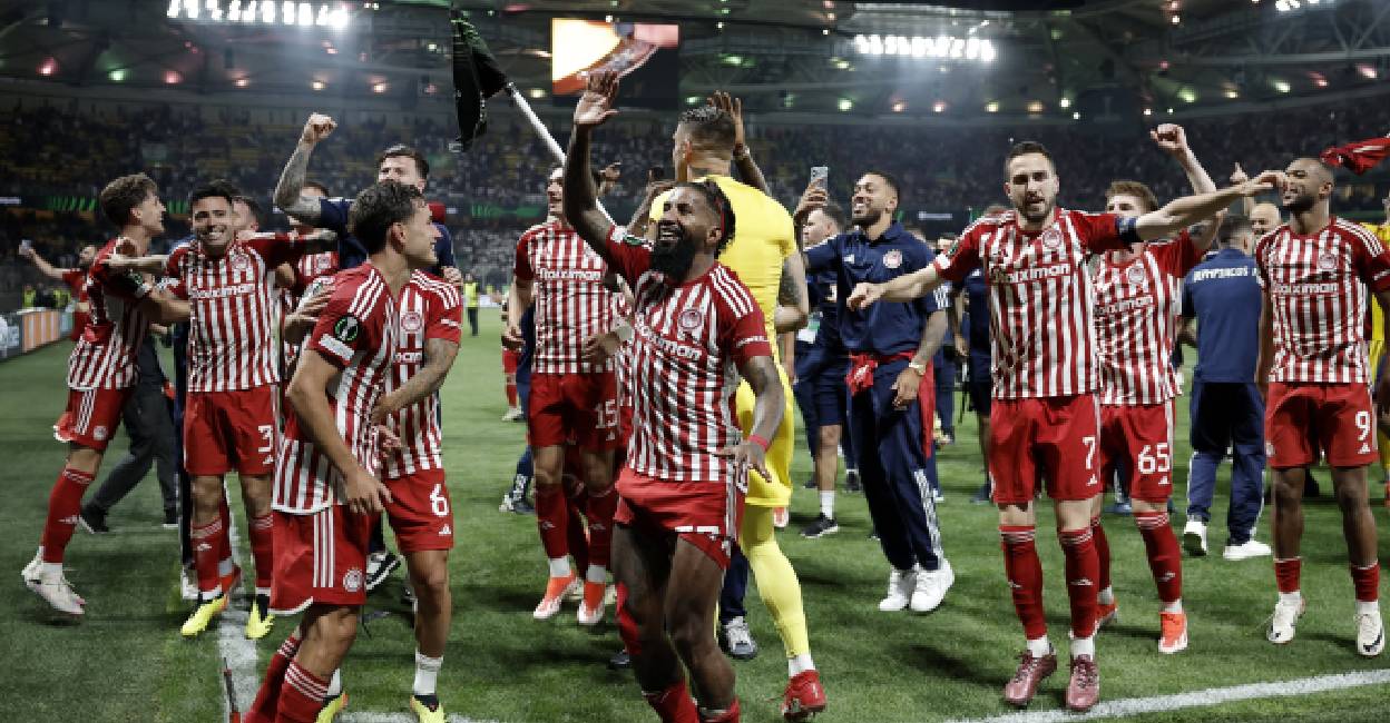 Olympiacos' Kostas Fortounis and Rodinei celebrate with teammates after winning the Europa Conference League final . Photo: Reuters