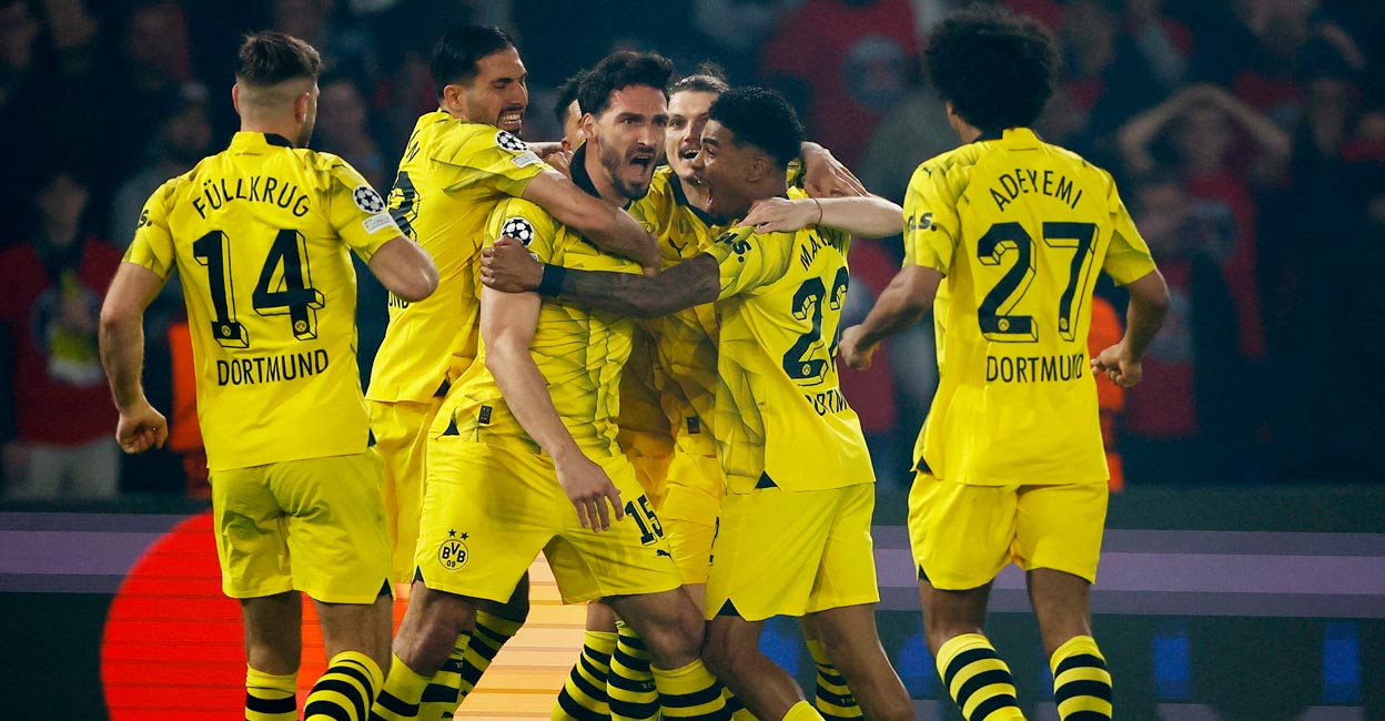 Borussia Dortmund's Mats Hummels celebrates with teammates after soring the opening goal. Photo: Reuters/Sarah Meyssonnier