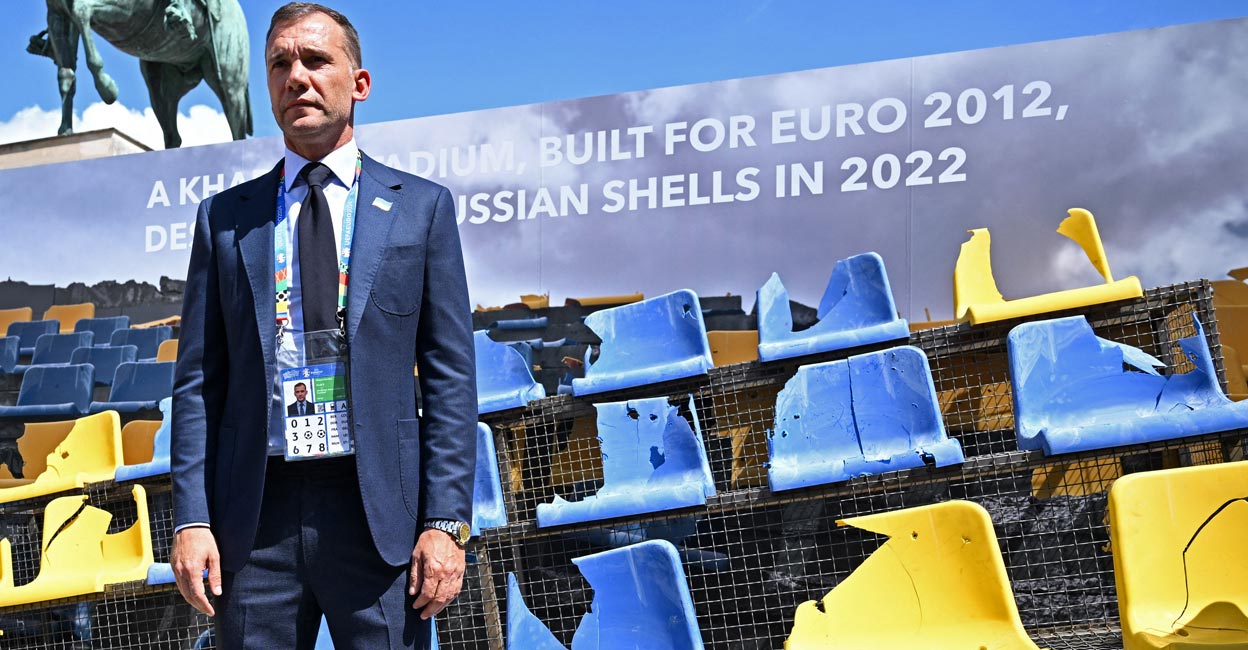 Andriy Shevchenko presents seats from the Sonyachny Stadium in Kharkiv ahead of the match between Ukraine and Romania at Wittelsbacherplatz. Photo: Reuters/Angelika Warmuth