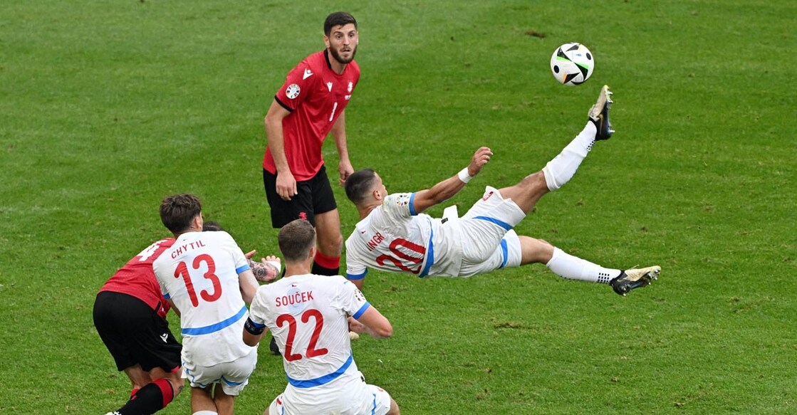 Czech Republic's Ondrej Lingr makes an acrobatic effort. Photo: Reuters/Annegret Hilse