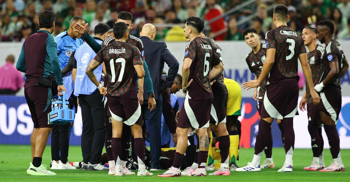 Mexico players and support staff gather around Edson Alvarez. Photo: AFP/Aric Becker