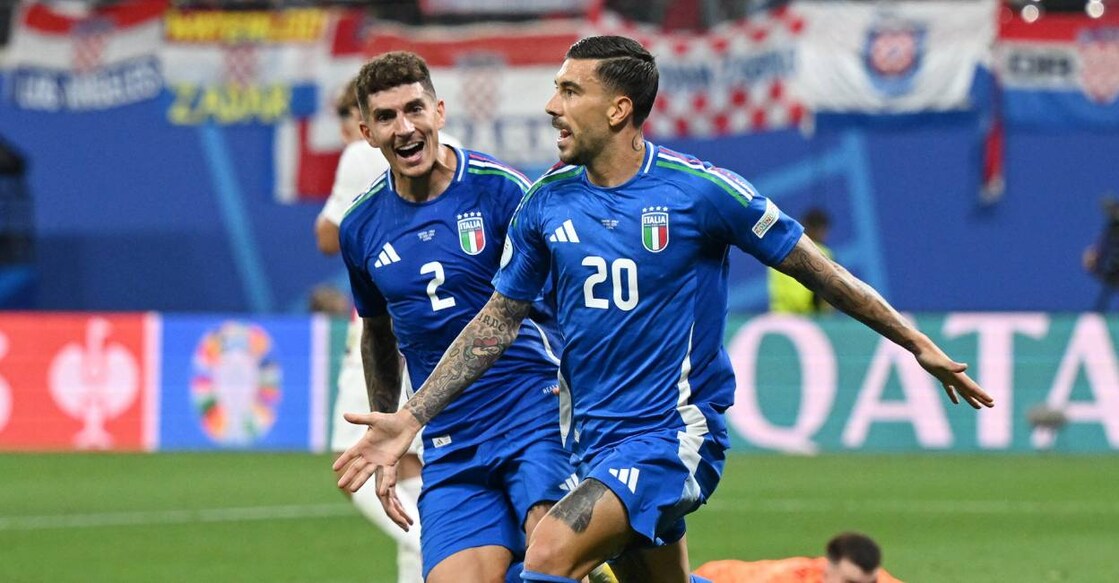 Italy's Mattia Zaccagni celebrates scoring their first goal with Giovanni Di Lorenzo . Photo: Reuters/ Angelika Warmuth