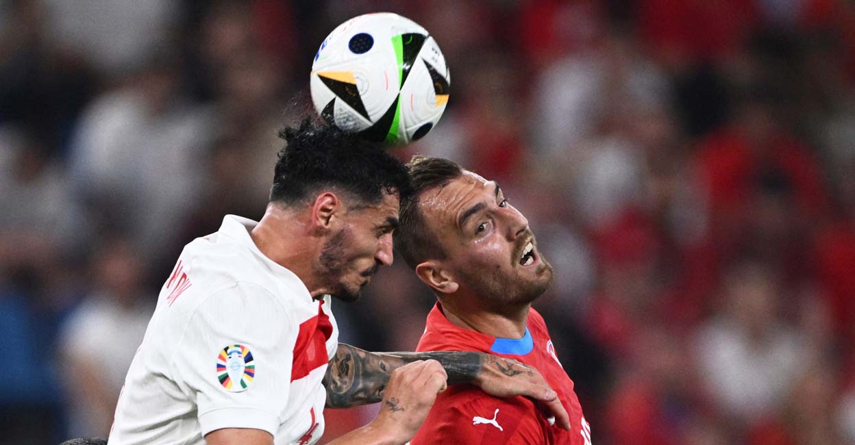 Soccer Football - Euro 2024 - Group F - Czech Republic v Turkey - Hamburg Volksparkstadion, Hamburg, Germany - June 26, 2024 Turkey's Samet Akaydin in action with Czech Republic's Tomas Chory REUTERS/Annegret Hilse