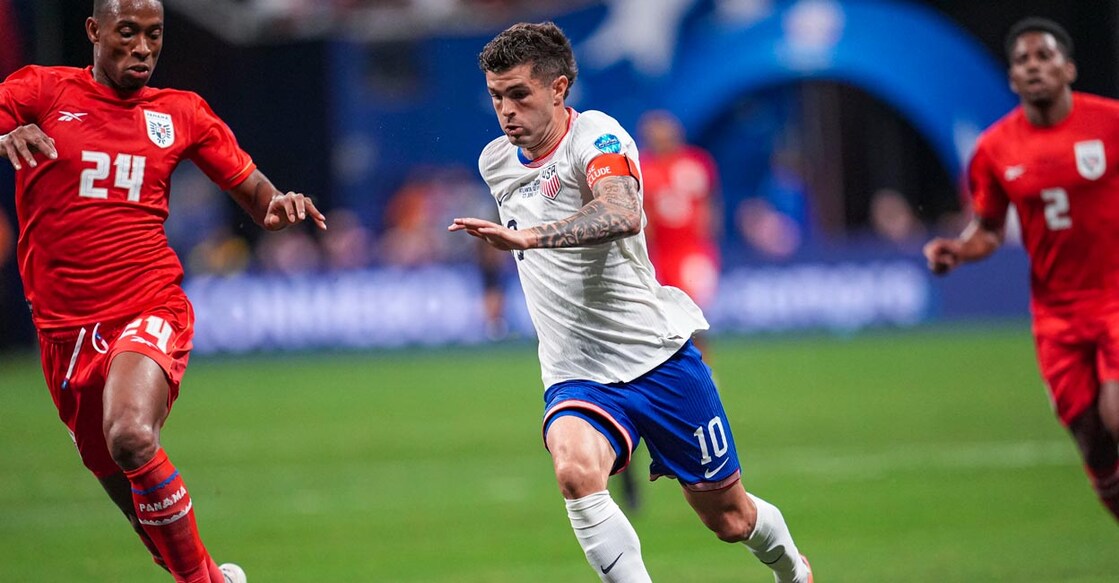 United States' Christian Pulisic, right, controls the ball past Panama defender Edgardo Farina. Photo: USA TODAY Sports/Dale Zanine via Reuters