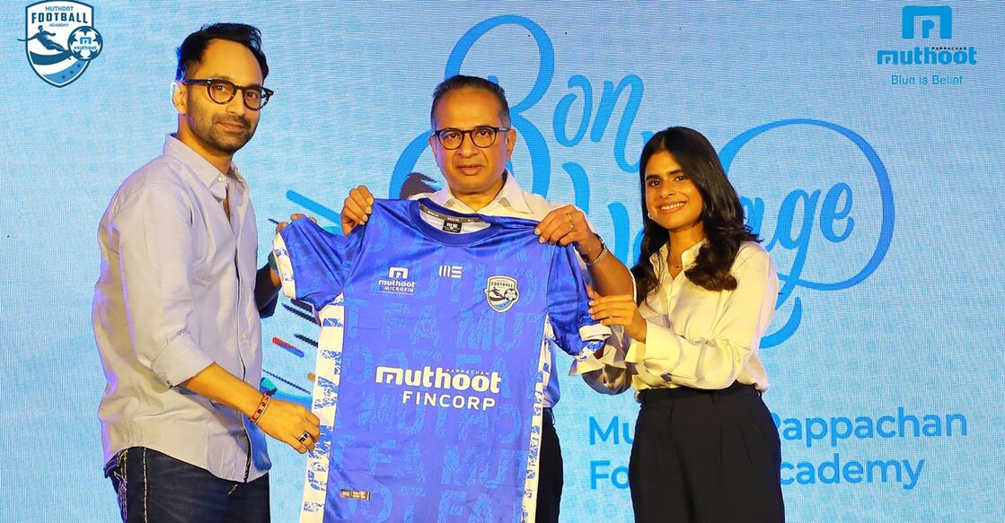 Fahadh Faasil unveils the jersey in the presence of directors of Muthoot Pappachan Group Thomas Muthoot and Hannah Muthoot. Photo: Special arrangement
