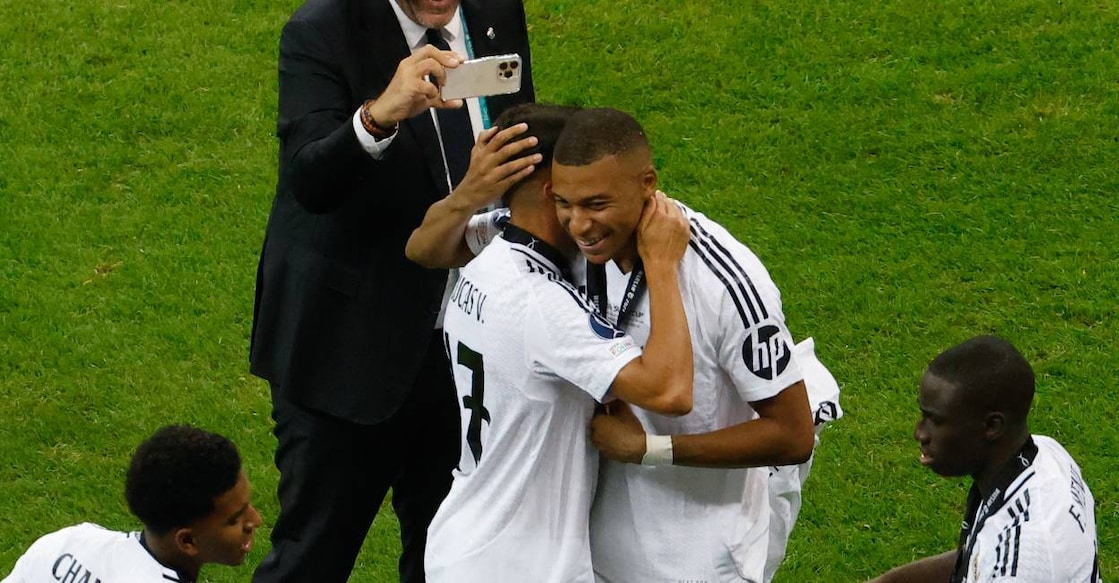 Real Madrid's French forward Kylian Mbappe (2R) celebrates with Real Madrid's Spanish forward Lucas Vazquez after the UEFA Super Cup football match between Real Madrid and Atalanta BC in Warsaw, on August 14, 2024. Photo: AFP/ Wojtek Radwanski 