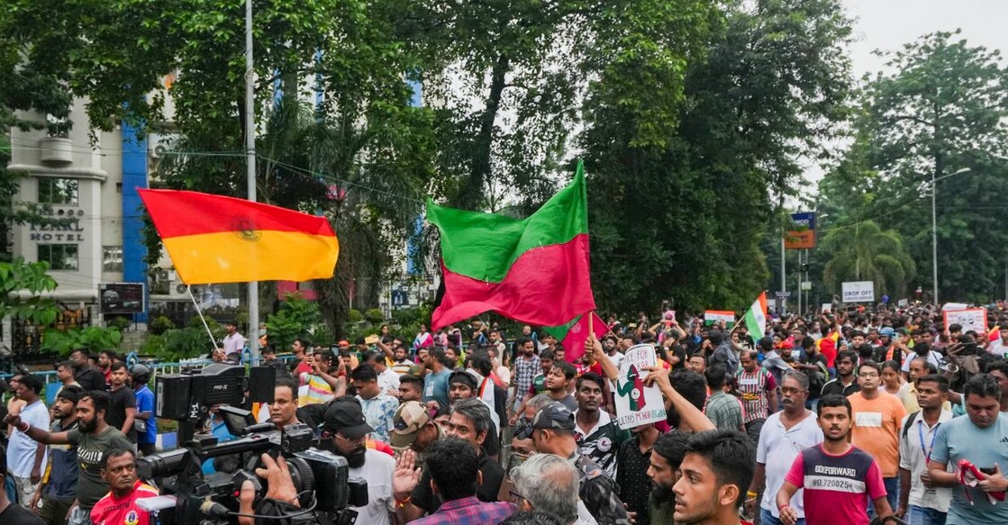 Supporters of football clubs East Bengal and Mohun Bagan take part in a protest march near Salt Lake stadium, in Kolkata, Sunday, August 18, 2024. Photo: PTI