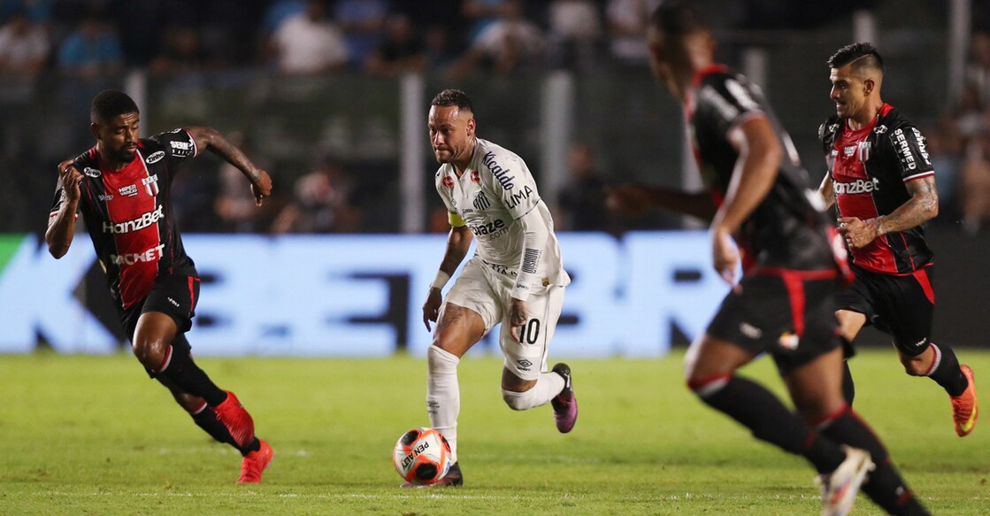 Neymar plays his first game for Santos since rejoining them after 12 years. Photo: Reuters/ Carla Carniel