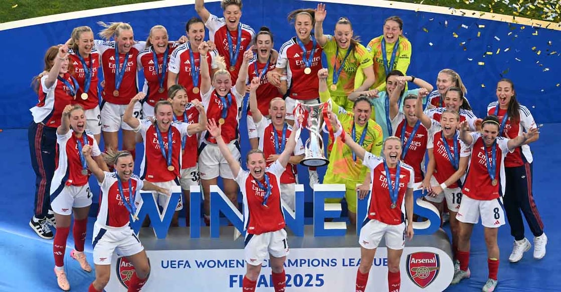 Arsenal's players celebrate with the trophy after winning the UEFA Women's Champions League final football match between Arsenal FC and Barcelona FC at Jose Alvalade stadium in Lisbon, on May 24, 2025. (Photo by Patricia DE MELO MOREIRA / AFP)