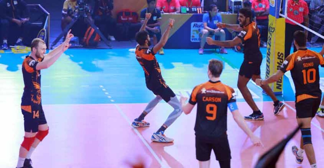 Team Black Hawks Hyderabad celebrate their victory. Photo: Twitter/@ProVolleyballIN