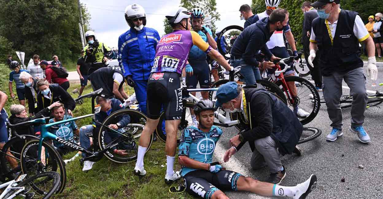 tour de france pile up