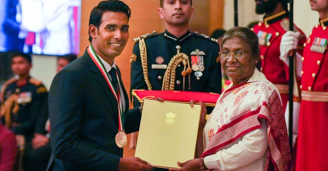 Paddler Sharath Kamal receives the Major Dhyan Chand Khel Ratna Award from President Droupadi Murmu. Photo: PTI/Shahbaz Khan