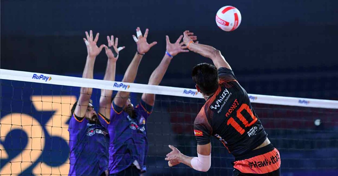 Action between Bengaluru Torpedoes (blue) and Hyderabad Black Hawks in the Prime Volleyball League at Hyderabad on Friday. Photo: Special Arrangement