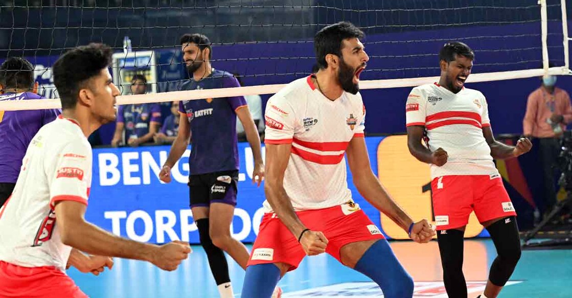 Action between Kolkata Thunderbolts (white) and Bengaluru Torpedoes. Photo: Special Arrangement 