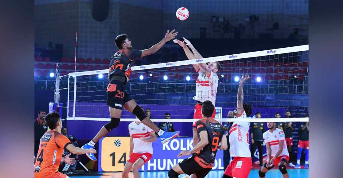 Action between Hyderabad Black Hawks (black) and Kolkata Thunderbolts in the Prime Volleyball League in Hyderabad on Tuesday. Photo: Special Arrangement