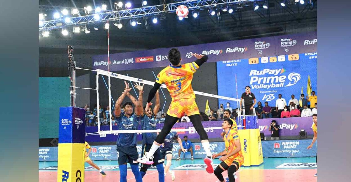 Action between Chennai Blitz (yellow) and Kochi Blue Spikers in the Prime Volleyball League in Hyderabad on Wednesday. Photo: Special Arrangement