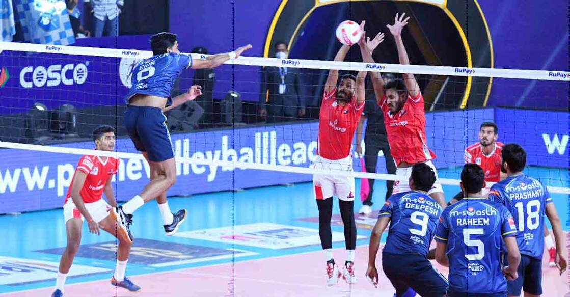 Action between Kochi Blue Spikers (blue) and Calicut Heroes in the Prime Volleyball League at Hyderabad on Friday. Photo: Special Arrangement