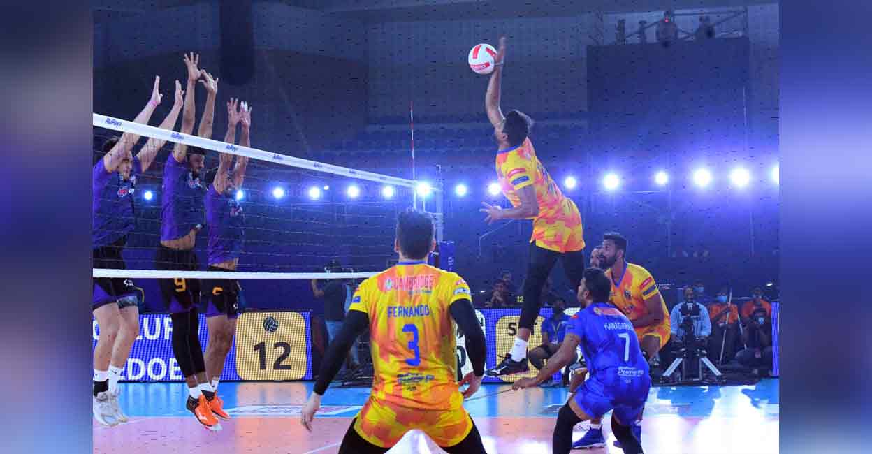 PVL match pic Naveen Raja Jacob smashes for Chennai Blitz against Bengaluru Torpedoes in the Prime Volleyball in Hyderabad on Sunday. Photo: Special Arrangement