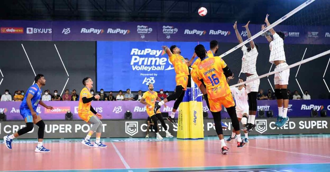 Action between Chennai Blitz (yellow) and Ahmedabad Defenders. Photo: IANS