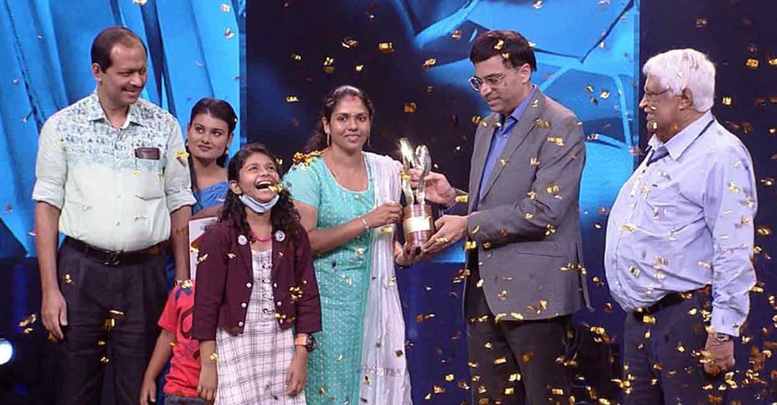 Dr Aneeshya, wife of PR Sreejesh collects the Manorama Sports Star 2020-21 award and cheque from chess grandmaster Viswanathan Anand. 