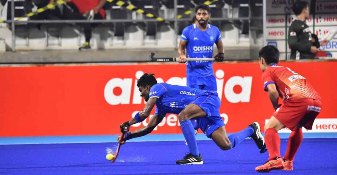 Action between India (blue) and Japan. Photo: Twitter/ @sports_odisha