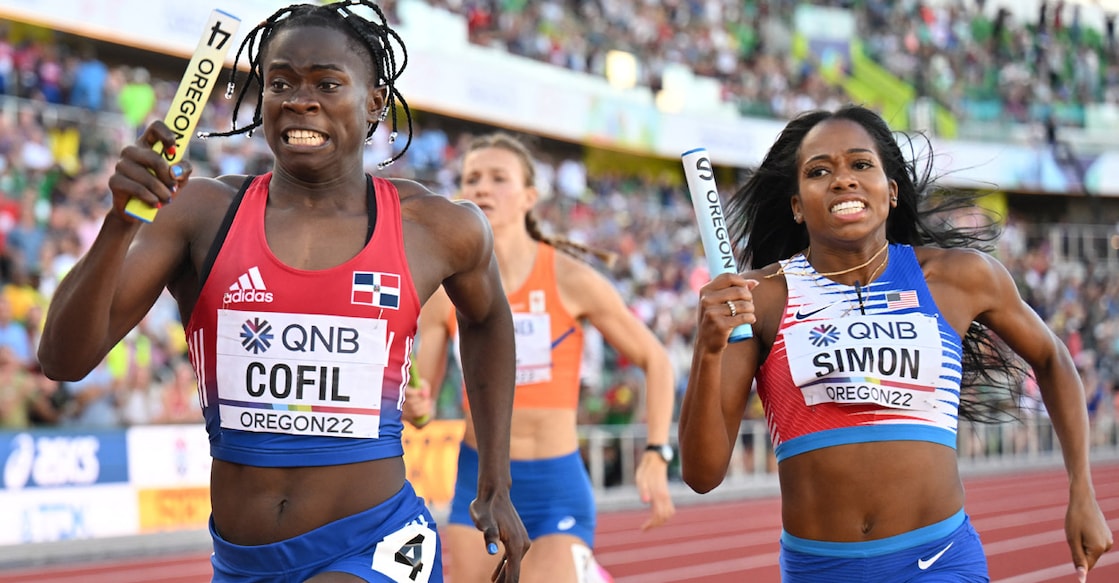 Dominican Republic's Fiordaliza Cofil and USA's Kennedy Simon compete in the mixed 4x400m relay final. Photo: AFP/Andrej Isakovic 