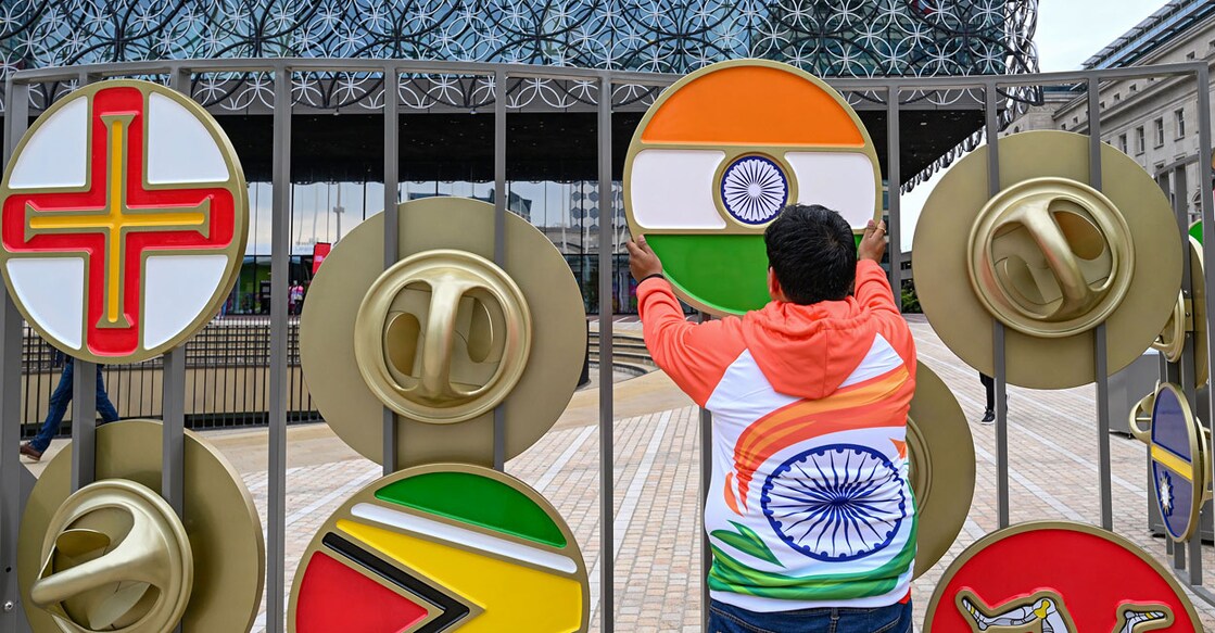 An Indian supporter adjusts the tricolor near Birmingham library, ahead of opening ceremony of Commonwealth Games 2022 (CWG), in Birmingham, UK on Thursday. Photo: PTI